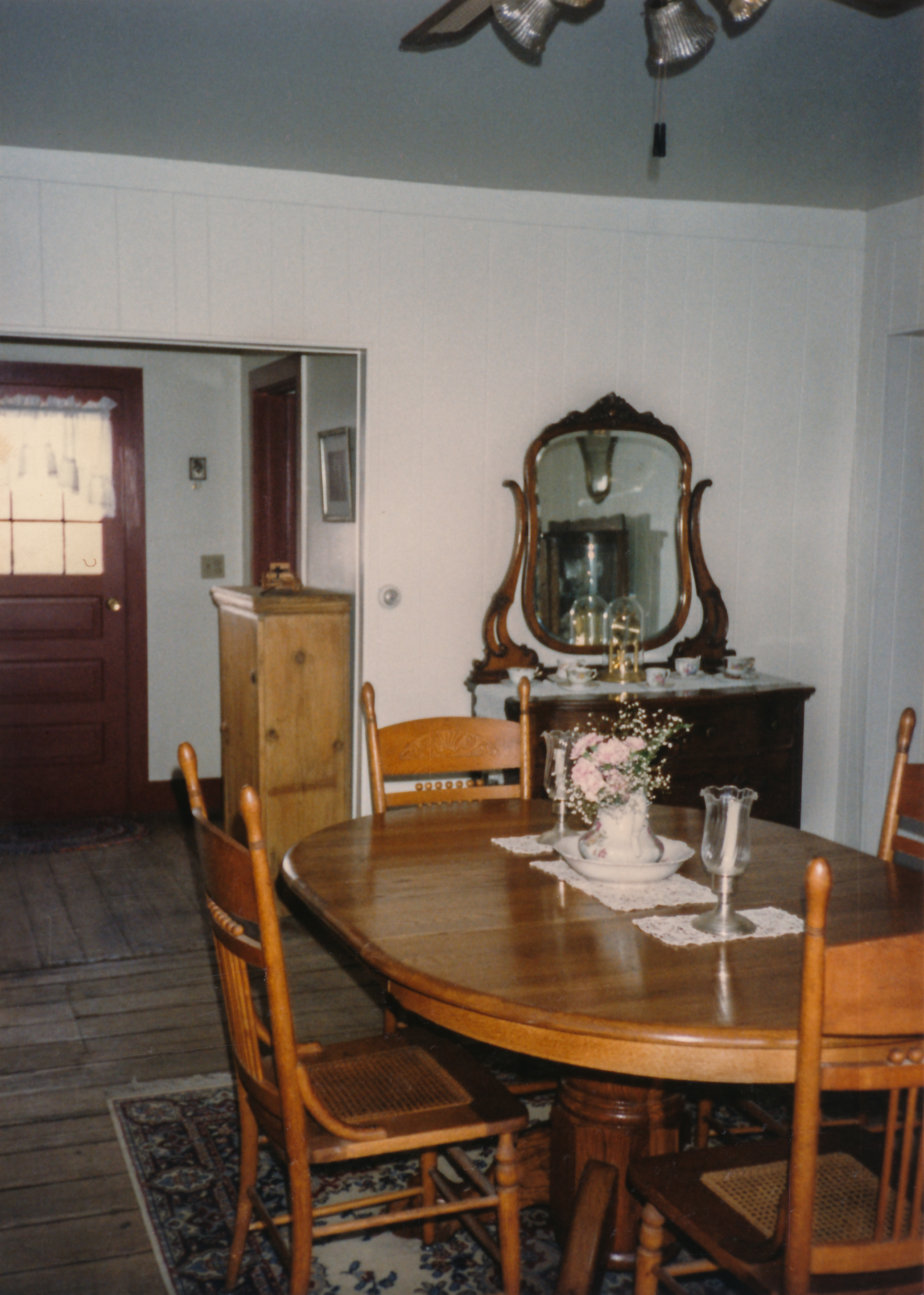 Bar-6 Pinney Interior Images 8